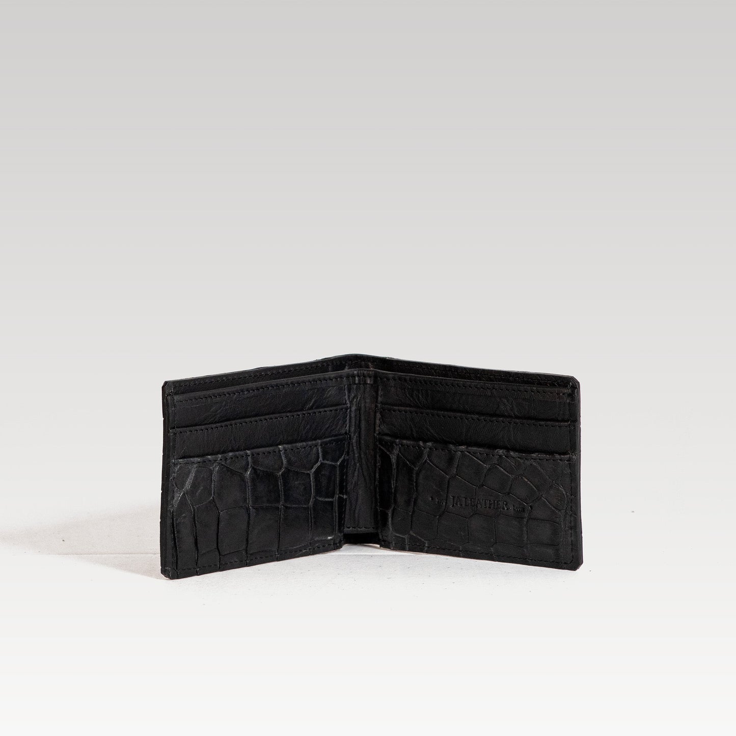 Véritable portefeuille en crocodile.