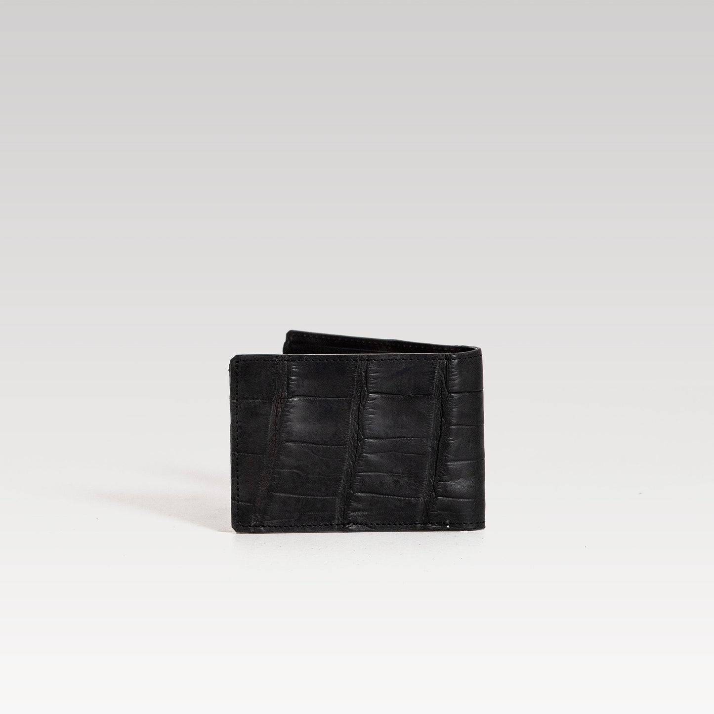 Véritable portefeuille en crocodile.