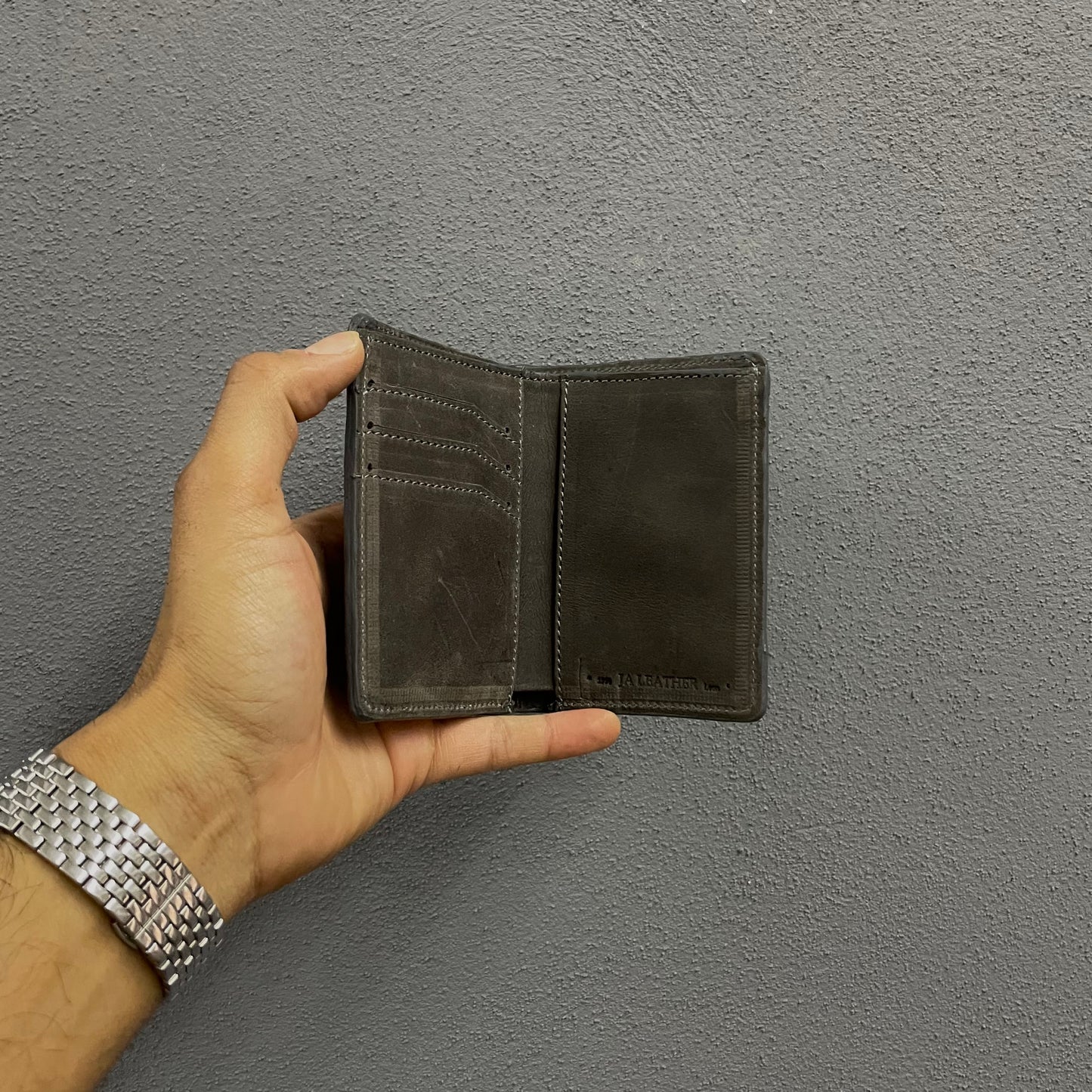 Bifold grabado de cocodrilo gris